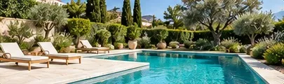 Jardín junto a la piscina