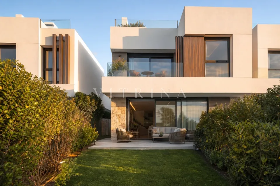 Doppelhaus mit Garten in Casares